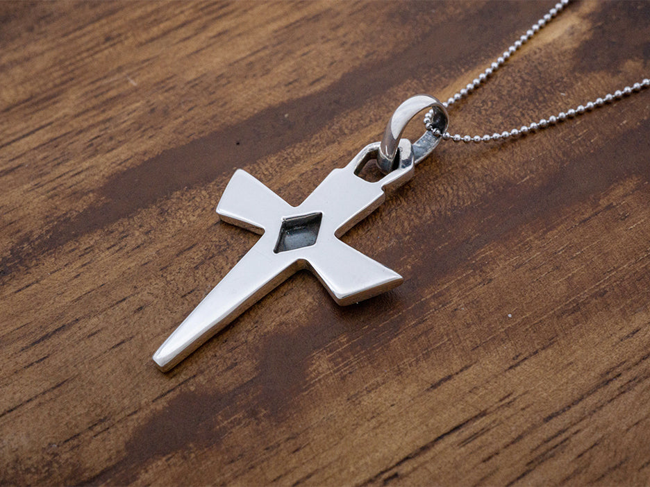 Scandinavian Cross w/ Diamond Center