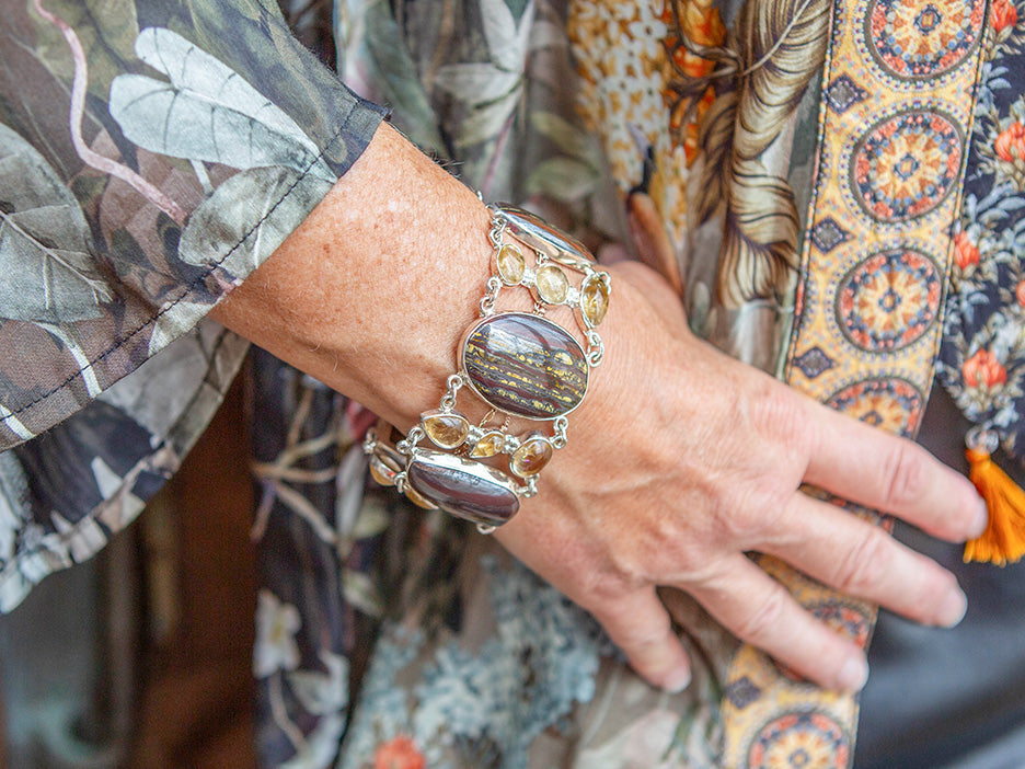 A model wearing a tiger eye and citrine bracelet on her wrist.