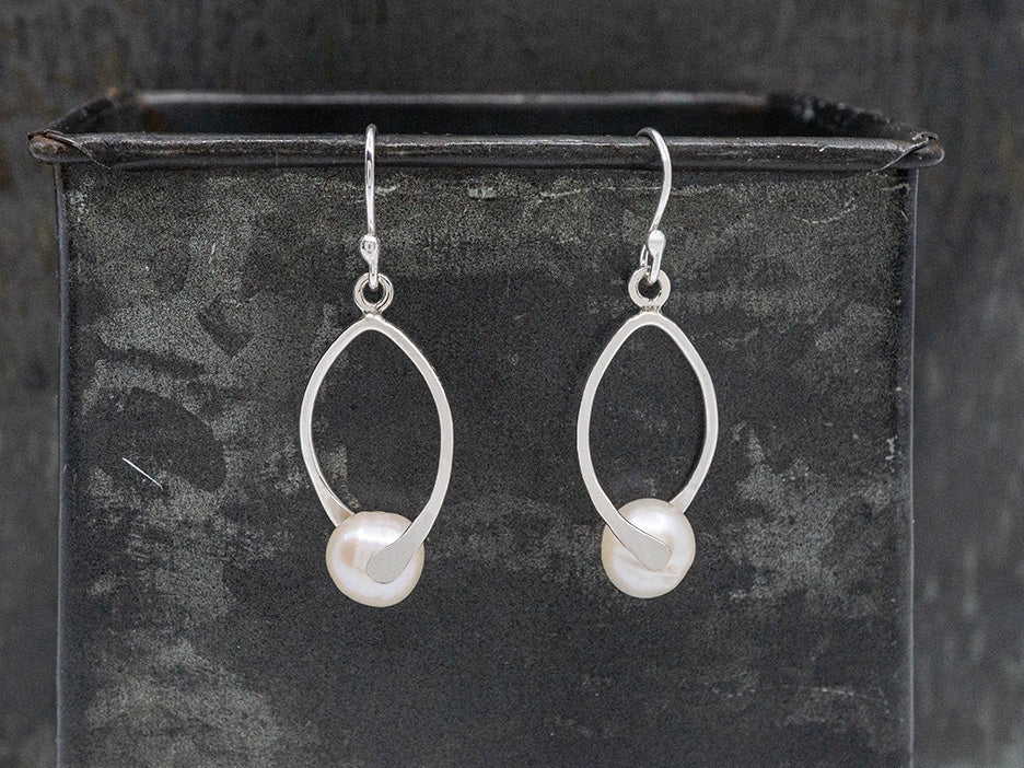 Graceful Pearl Earring on Hook