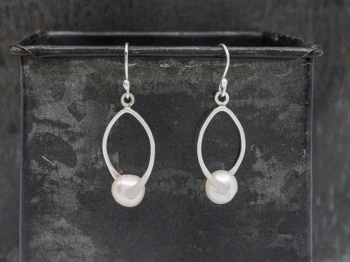 Graceful Pearl Earring on Hook