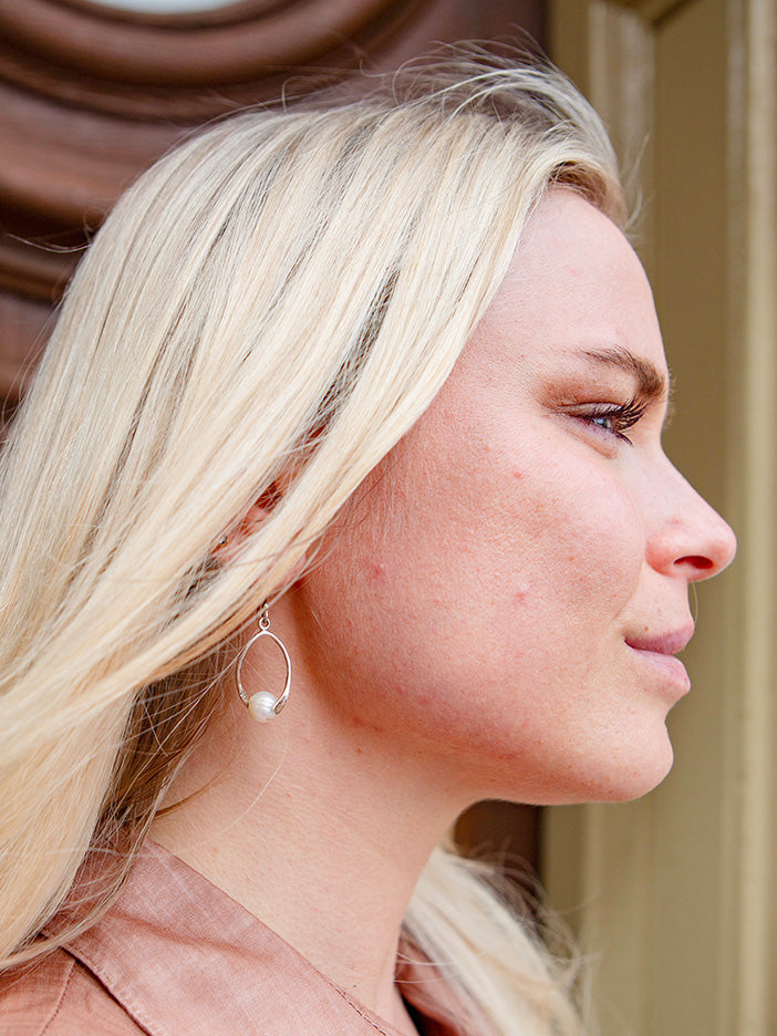 Graceful Pearl Earring on Hook