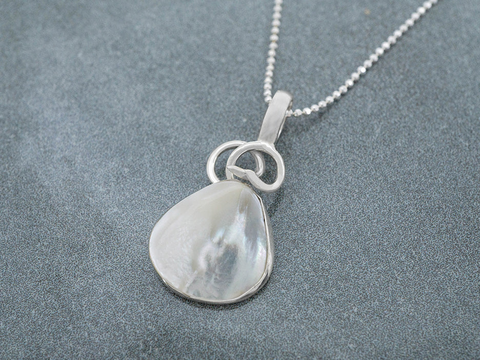 Perla de Madre Teardop Pendant