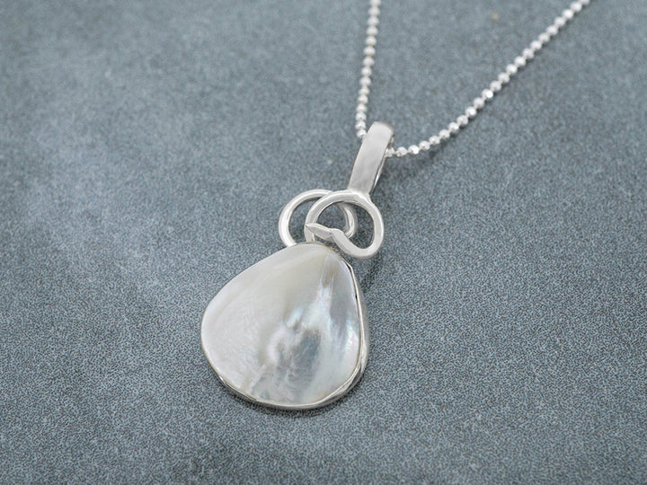 Perla de Madre Teardop Pendant