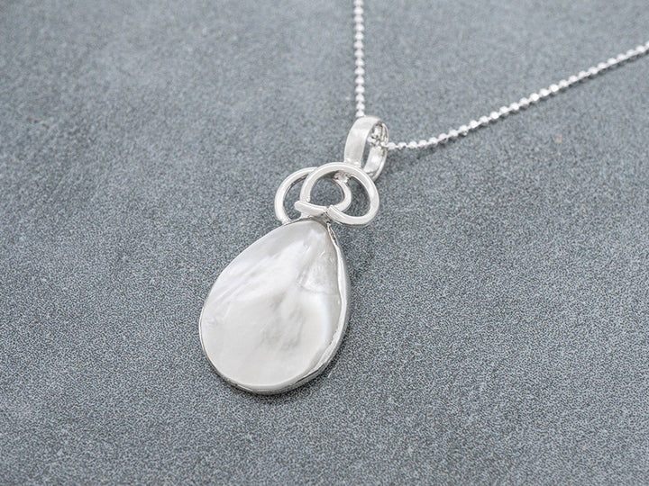 Perla de Madre Teardop Pendant