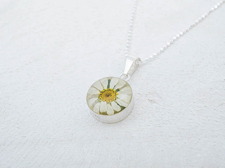 Primavera Daisy Necklace, Small Round