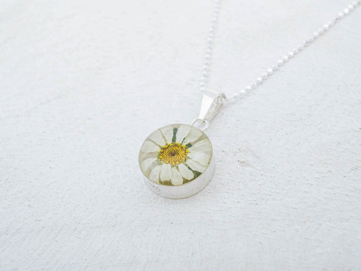 Primavera Daisy Necklace, Small Round