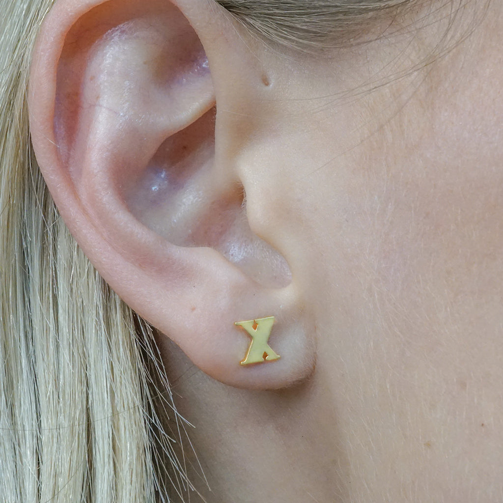 X yellow gold-filled stud earring.