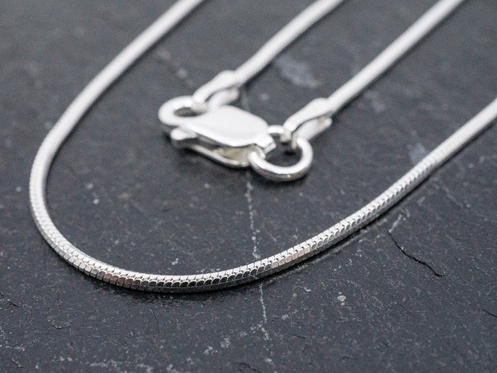 18" sterling silver diamond cut chain with lobster clasp