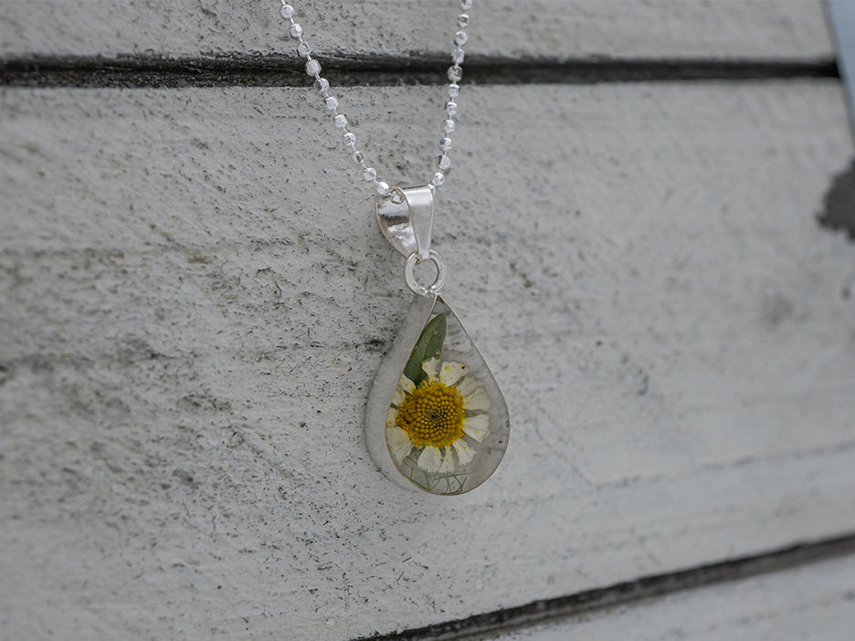 Primavera Daisy Necklace, Small Teardrop