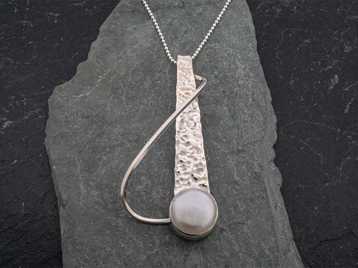 Pearl in Hammered Drop Pendant w/ Twist